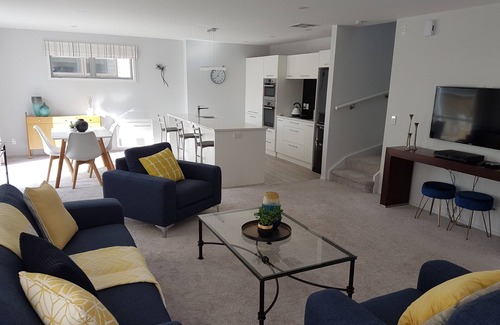 Petone House | Perfect location - everything at your fingertips!