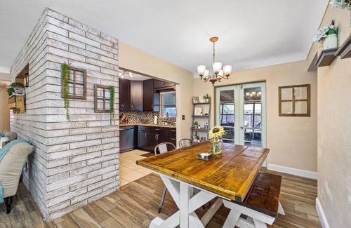 South Pinellas Community Council House | Perfect Location! Under 8 Mins to the beach. Family & small dog friendly 🐶 home