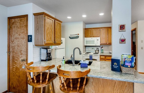 McCall Condo | Perfect McCall getaway w/private balcony, wood-burning fireplace, & free WiFi