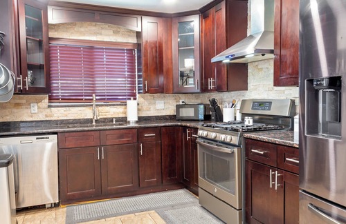 Dearborn Heights House | Perfect middle of everywhere home!