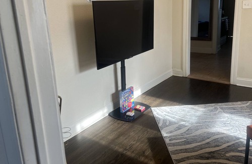 Milwaukee Apartment | perfect MKE getaway new 3br upper duplex