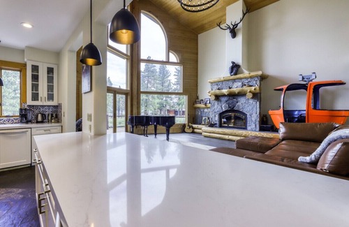 Truckee House | Perfect Mountain Escape, Great Views & Hot Tub