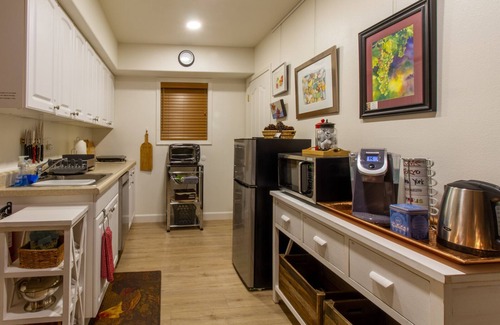 Oakhurst Apartment | Perfect Mountain Getaway with mountain views and private patio