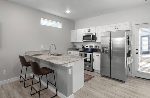 Centerton House | Perfect Ozark Retreat. Close to Everything, 3 bed, w/Office