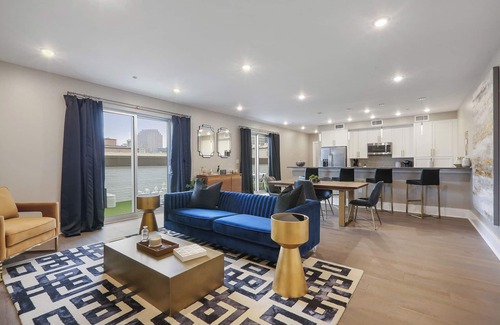 Central Business District Apartment | ⛳️ PERFECT PENTHOUSE! Downtown, Secluded Terrace PUTT-PUTT, PING PONG, OUTDOOR CHESS+CHECKERS!