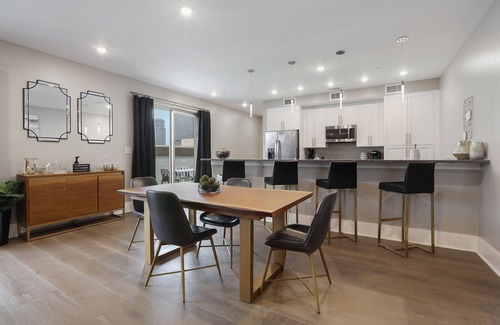 Central Business District Apartment | ⛳️ PERFECT PENTHOUSE! Downtown, Secluded Terrace PUTT-PUTT, PING PONG, OUTDOOR CHESS+CHECKERS!