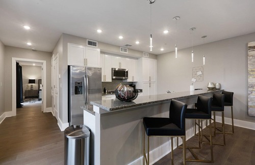 Central Business District Apartment | ⛳️ PERFECT PENTHOUSE! Downtown, Secluded Terrace PUTT-PUTT, PING PONG, OUTDOOR CHESS+CHECKERS!
