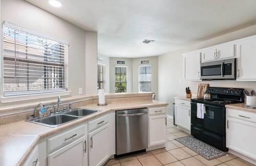 Southside House | Perfect SA Getaway! Near Lackland SeaWorld Alamo Riverwalk