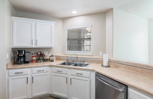 Southside House | Perfect SA Getaway! Near Lackland SeaWorld Alamo Riverwalk