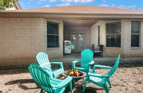 Southside House | Perfect SA Getaway! Near Lackland SeaWorld Alamo Riverwalk