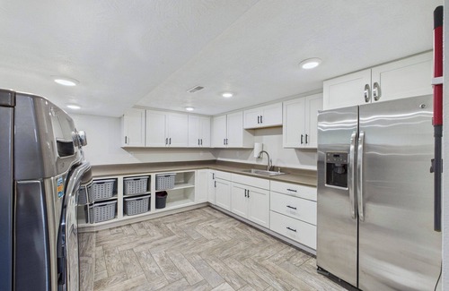 Sioux Falls House | Perfect Stay for Big Groups and Bigger Memories - Theatre,Huge Yard,Sport Court