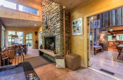 Stratton Mountain Ski Chalet | Perfect Two Family Home - Up to 14 Guests - Walk to Gondola!