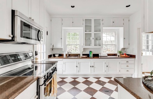 Jefferson Park Avenue House | Perfect UVA Location | Historic Boone-White House