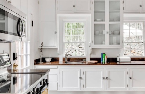 Jefferson Park Avenue House | Perfect UVA Location | Historic Boone-White House