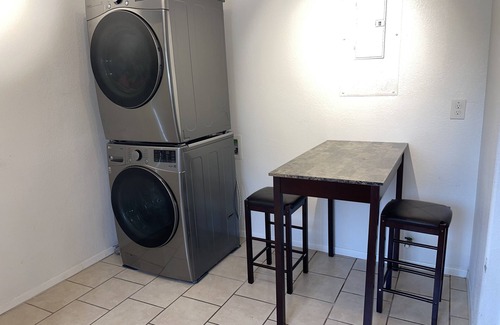 Highland Business House | Perfectly located 2br/1ba in Nob Hill!
