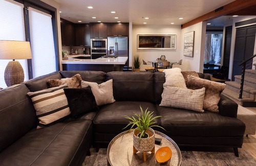 Deer Valley Condo | PERFECTLY LOCATED IN LOWER DEER VALLEY! WALK OR TAKE FREE SHUTTLE TO SKI RESORT
