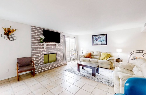Greater Fondren Southwest House | Perfectly situated townhome with step-free access, W/D, central air, & patio