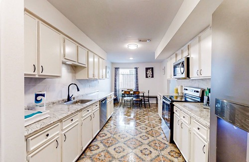 Greater Fondren Southwest House | Perfectly situated townhome with step-free access, W/D, central air, & patio