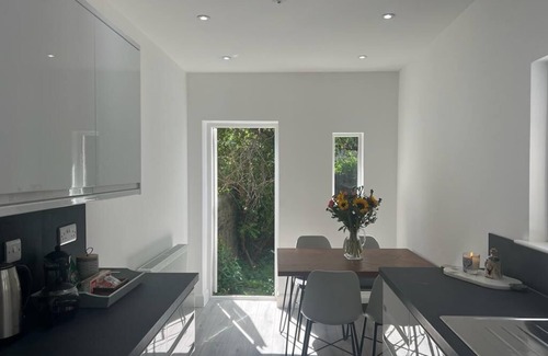 Newington Apartment | Period 3 Bed Apartment Shadow of Arthur's Seat
