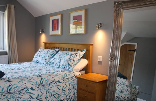 Harleston Cottage | Period Cottage Pizza Oven, South Gardens balau decking, 5 bathrooms - Sleeps 10