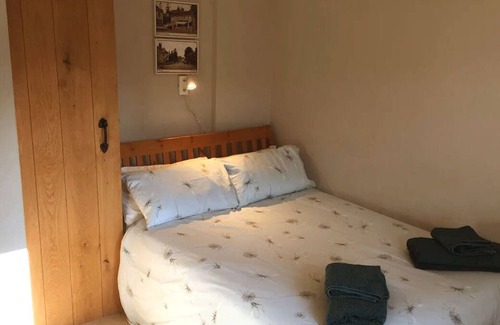 Harleston Cottage | Period Cottage Pizza Oven, South Gardens balau decking, 5 bathrooms - Sleeps 10