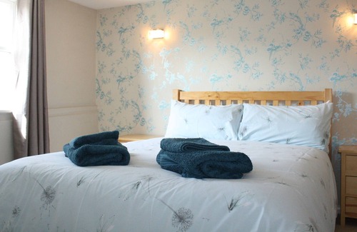 Harleston Cottage | Period Cottage Pizza Oven, South Gardens balau decking, 5 bathrooms - Sleeps 10