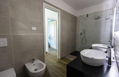 Pantai Apartment | Perla sul mare con giardino