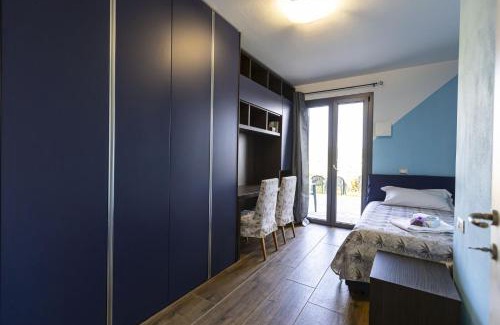 Pantai Apartment | Perla sul mare con giardino