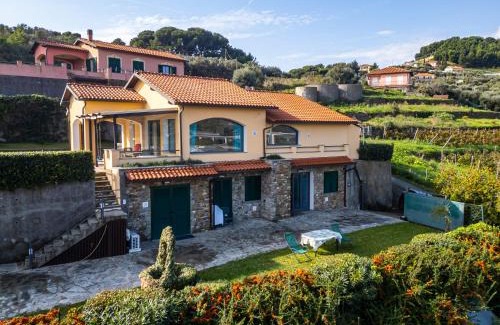 Pantai Apartment | Perla sul mare con piscina