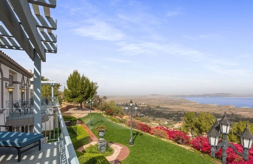 Perris House | Perris' Prosecco Palace-Panoramic Lake & Mtn View