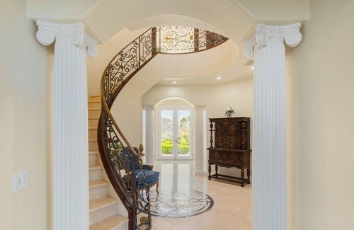 Perris House | Perris' Prosecco Palace-Panoramic Lake & Mtn View