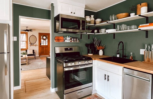 Downers Grove Cottage | Pet and Family Friendly Cottage in a Quiet Neighborhood
