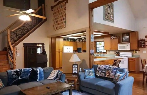 Bryson City Cabin | Pet/Biker Friendly House on Horseshoe Hill. Minutes to the NOC and Bryson City