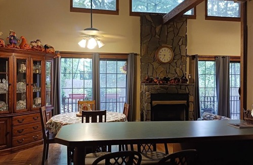 Bryson City Cabin | Pet/Biker Friendly House on Horseshoe Hill. Minutes to the NOC and Bryson City