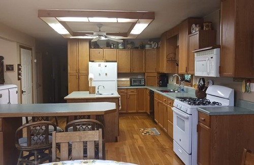 Bryson City Cabin | Pet/Biker Friendly House on Horseshoe Hill. Minutes to the NOC and Bryson City