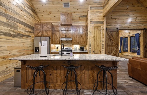Broken Bow Cabin | Pet Friendly 1 bedroom cabin- Come relax behind the pine curtain