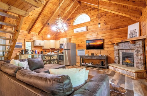 Townsend Cabin | Pet-friendly 1BD Cabin w/Hot Tub! Fire Pit + BBQ!