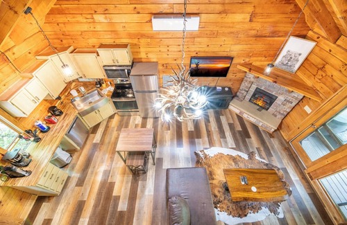 Townsend Cabin | Pet-friendly 1BD Cabin w/Hot Tub! Fire Pit + BBQ!