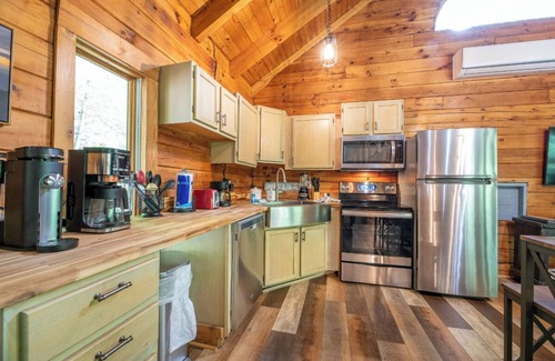 Townsend Cabin | Pet-friendly 1BD Cabin w/Hot Tub! Fire Pit + BBQ!