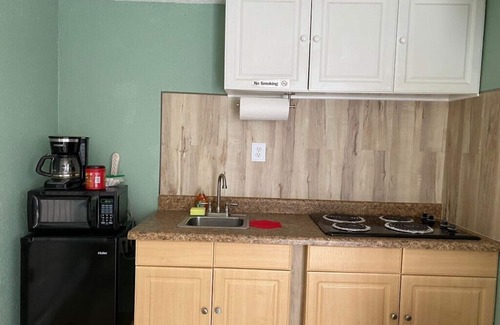 South Gate Ridge Apartment | Pet-Friendly 1BR Sarasota Florida Vacation Rental, Patio, Near Beaches, 2 Guests
