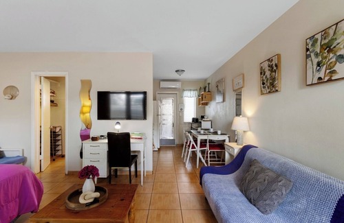 Downtown Hollywood Apartment | Pet-friendly 1BR Studio w/Parking & Bbq, Hollywood
