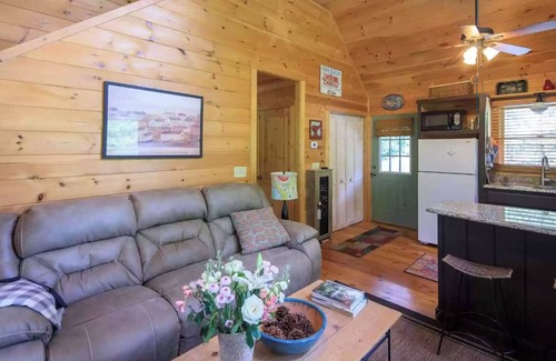 Mineral Bluff Cabin | Pet-friendly 2-bd cabin w/hot tub and fenced-in yard close to town
