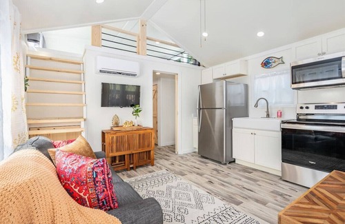 Guntersville Cottage | PET FRIENDLY 2 Bedroom Tiny House Firepit Minutes to Guntersville