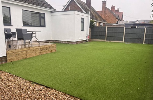 Heacham House | Pet-friendly - 2 Bedrooms Bungalow hot tub Parking