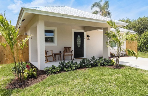 Jensen Beach House | Pet Friendly 2bed/2bath coastal hideaway