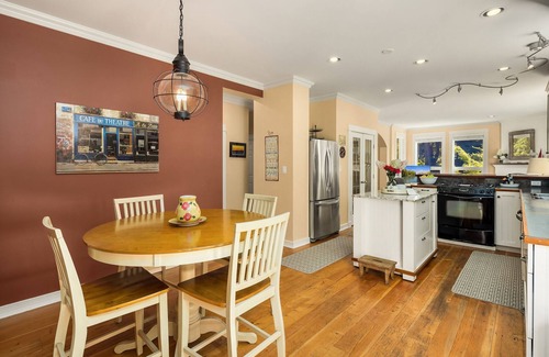 Rollingbay House | Pet-Friendly 3 Bedroom Home next to Battlepoint Park