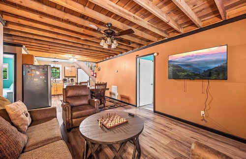 Sevierville Cabin | Pet-friendly 3BD Cabin w/HOT TUB! FirePit +Arcade