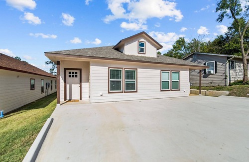 Denison House | Pet-Friendly 3BR Home: Modern Comfort, Scenic Trails, Near Lake Texoma and Historic Main Street