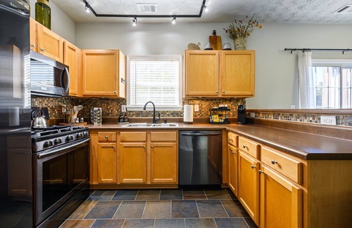 Woodstock House | Pet-Friendly 3BR Townhome w/Weekly Discounts