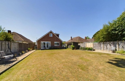 Christchurch House | Pet friendly 4 bedroom with secure garden. Close to New Forest Park and beach